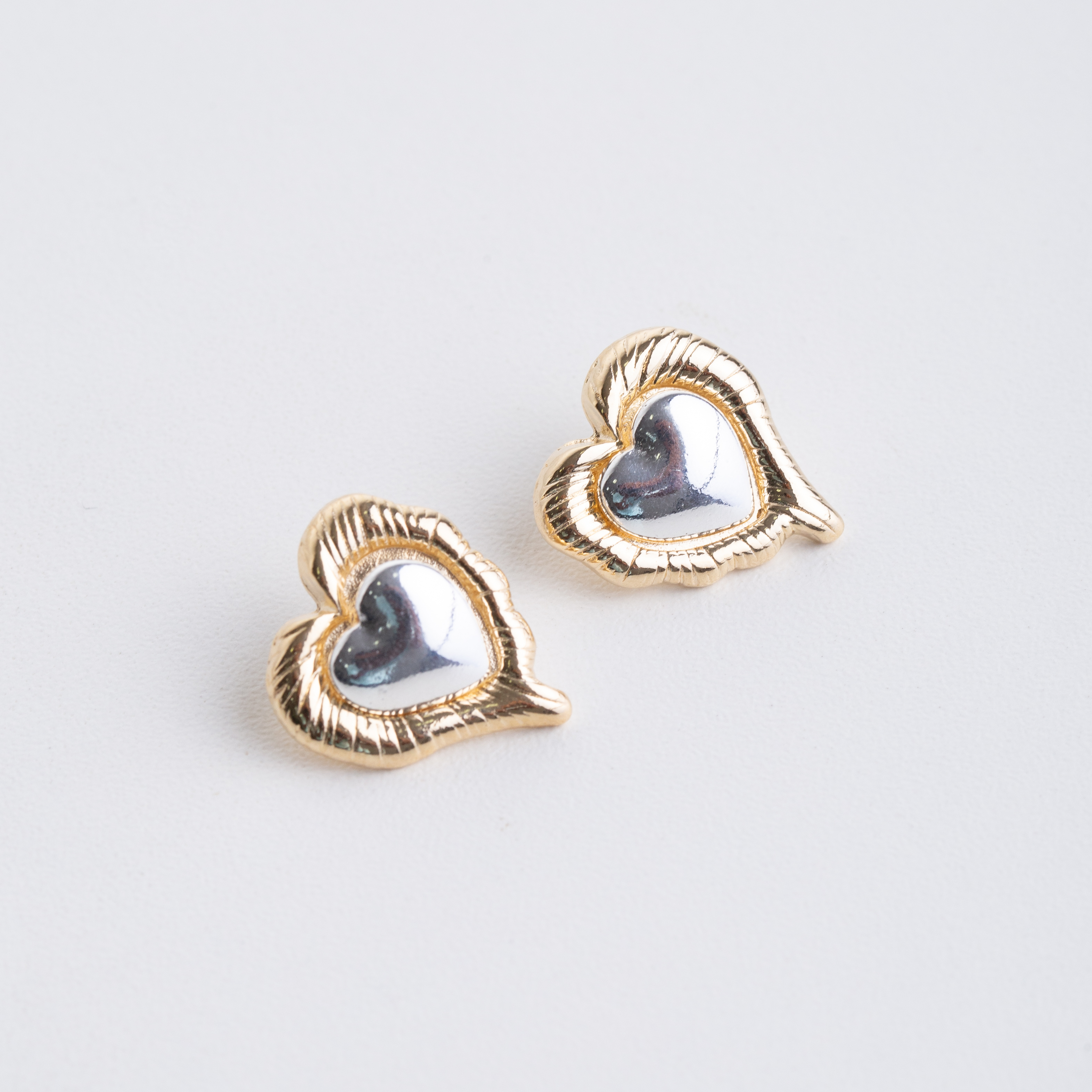 18903 Pendientes de Oro Radiante con Corazón de Plata